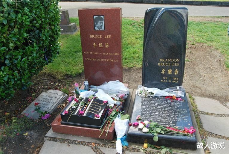 守墓|李小龙去世后爱徒为他守墓,儿子陪伴身边,墓碑上12个字令人深思