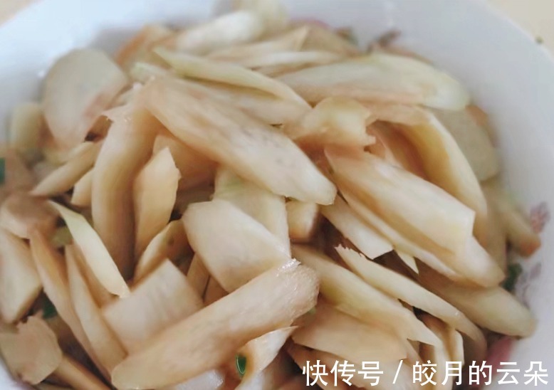 秋季正上市的菜，买来一烫一拌就上桌，清香鲜嫩营养好，简单好吃！
