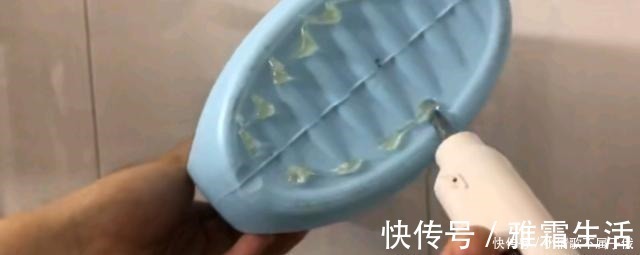 卫生间|洗衣液瓶子开两个圈留下把手，放卫生间里，这个妙用你肯定想不到！