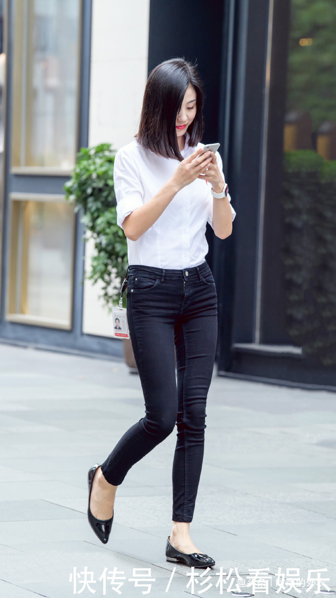 想穿牛仔裤打造通勤风,搭配一件白色衬衣就够了,简单大方又干练