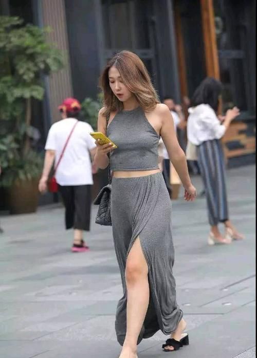 小姐姐|街拍自信十足的小姐姐,穿灰色套裙,凸显迷人身材