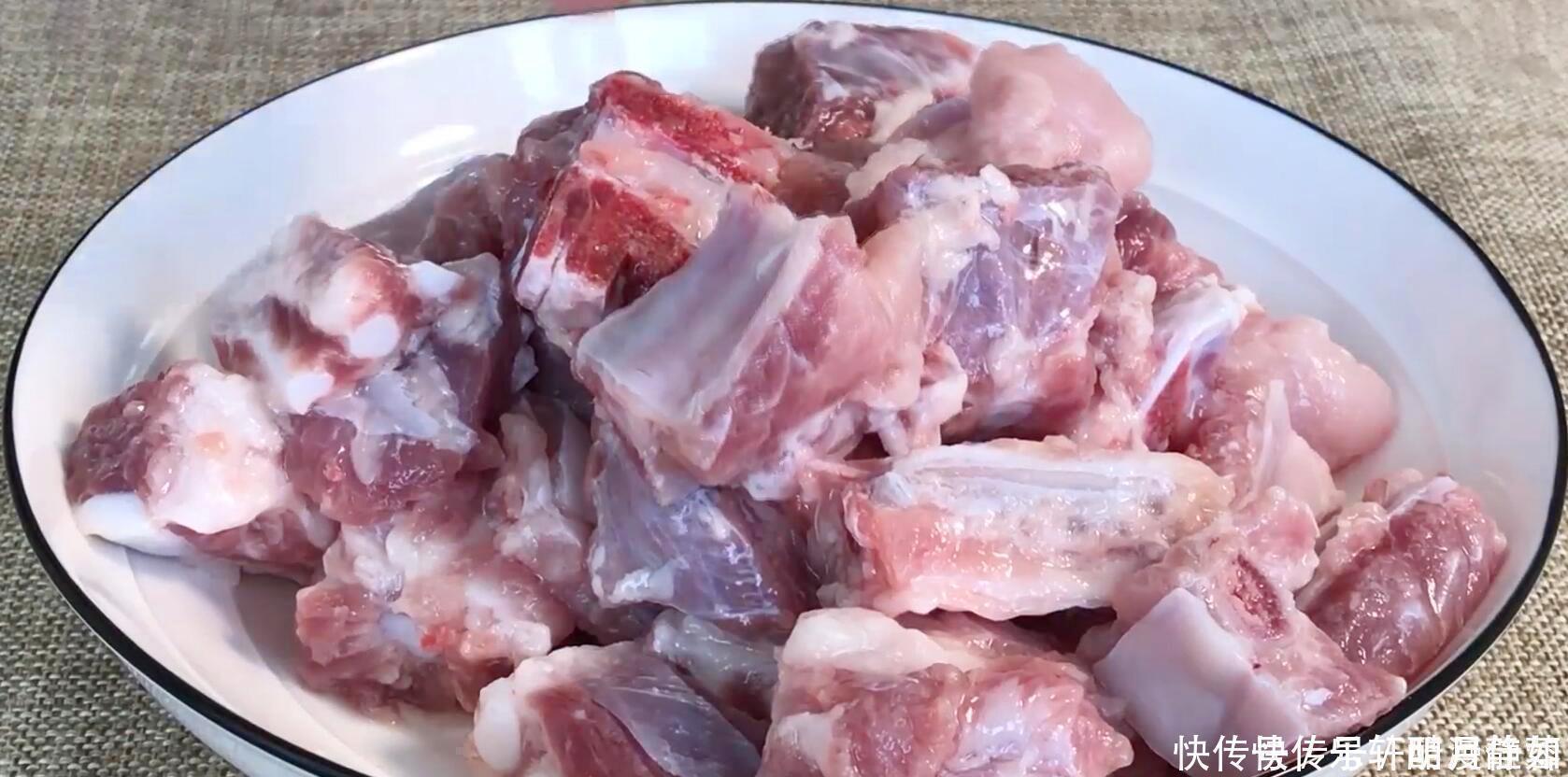 肉质|排骨直接焯水就错了，大厨教你正确做法，肉质软嫩入味，不腥不柴