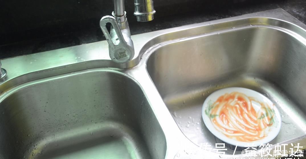 家家户户|把塑料瓶粘在百洁布上, 放在厨房超实用, 解决了家家户户困扰的难题