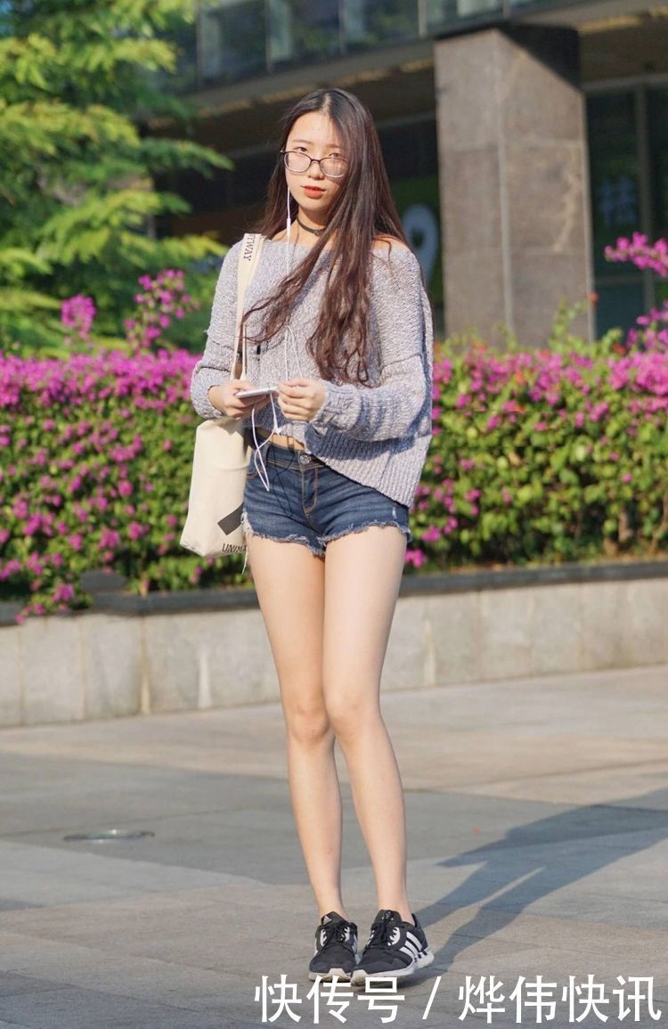 奶茶|街拍买奶茶的牛仔热裤小姐姐,纤细高挑,像极了学生时的初恋