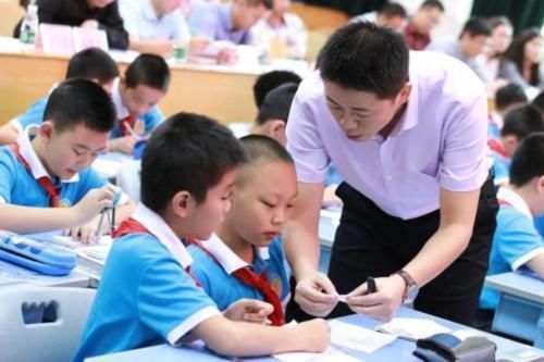 老师|“我女儿才9岁!”妈妈怒斥老师教性知识,网友:坏人会嫌你孩子小?