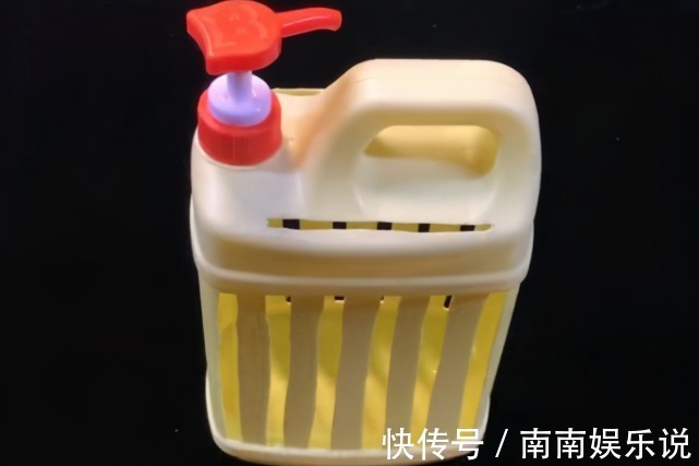 洗洁精瓶子扔掉等于“扔钱”,切几刀放在厨房里,全家人都抢着用