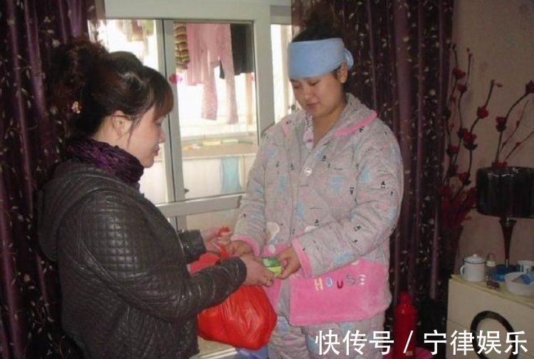 养老院|70岁老人埋怨儿媳不孝顺,含泪哭诉,儿媳回怼:月子仇我记一辈子