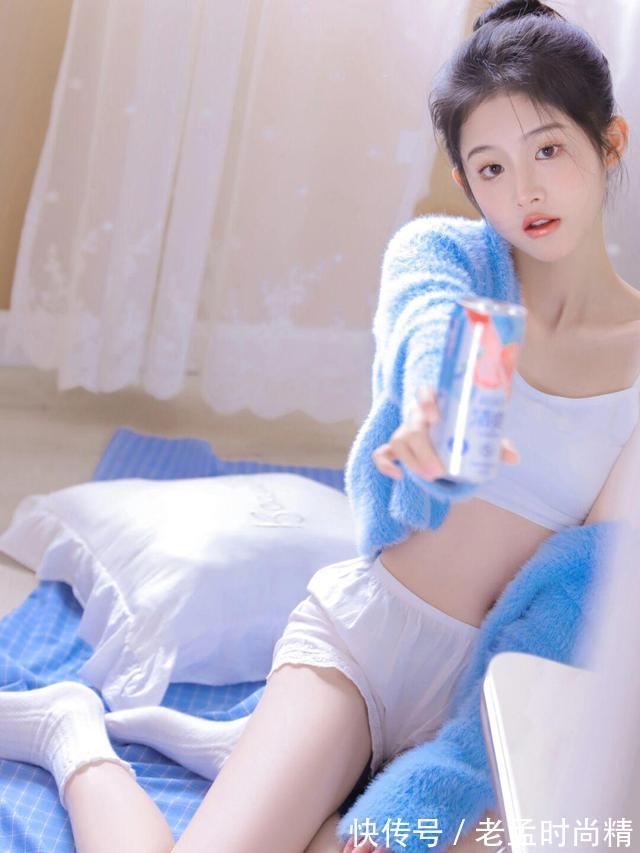 蓝色 为什么女人穿蓝色毛衣这么好看?给人一种很清澈的感觉,漂亮