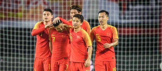 球迷|凌晨1点!权威媒体再现争议报道:李霄鹏遭质疑,球迷骂声一片