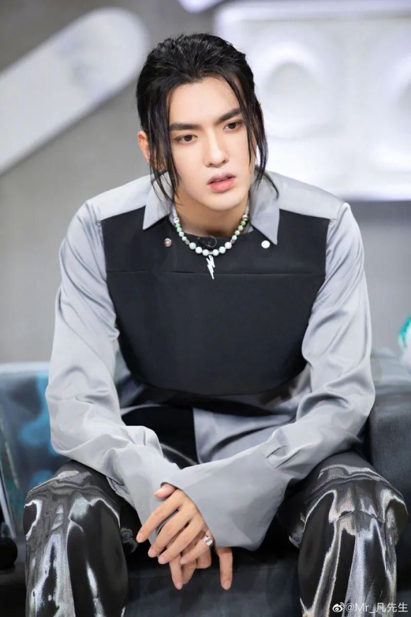  吴亦凡|吴亦凡的嘻哈厂牌搞起来了！他最近穿的鞋也继续飞