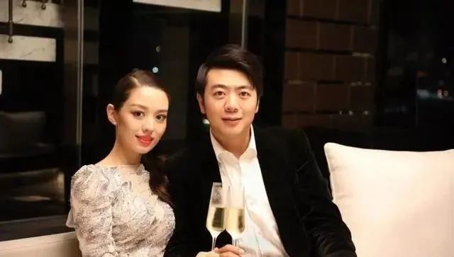 父亲|吉娜父亲疑似来照顾女儿坐月子，郎朗晒与岳父合照，两人的关系如何？