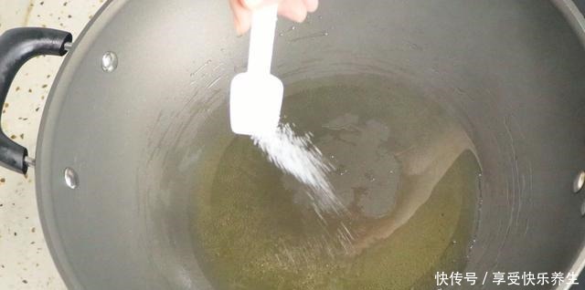 无论煎什么鱼,只要牢记“1道口诀”,煎出来的鱼不破皮还不粘锅!