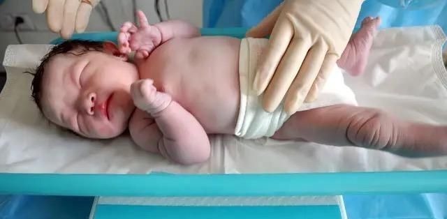 进补|宝宝出生6斤6两,奶奶逢人就夸“天赐聪明娃”!专家给出了真相