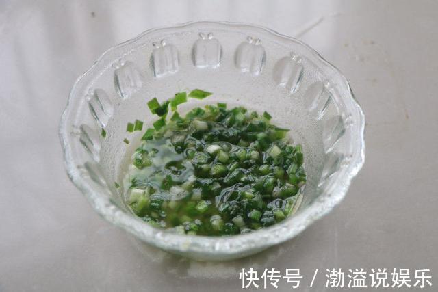 外酥里嫩的早餐饼,2个土豆3个蛋煎一煎,一上桌就被孩子扫光