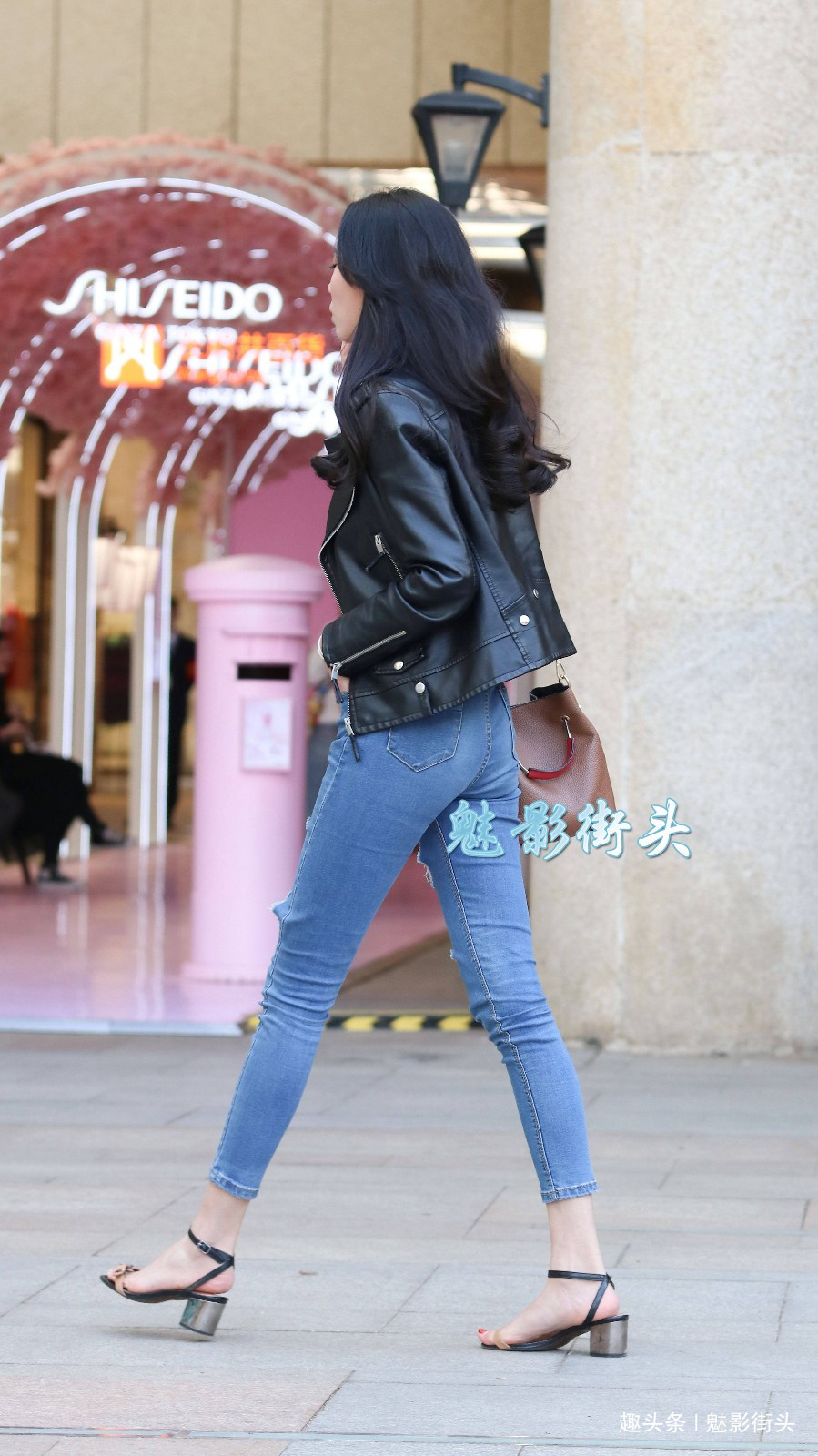 破洞|时髦的小姐姐用皮衣搭破洞牛仔裤,展现完美身材,帅气又不失妩媚