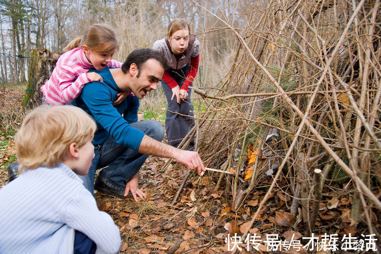 佛罗伊德|三胞胎骑车，用绳子拉玩具车上的爸爸，网友：百公里耗油三瓶奶
