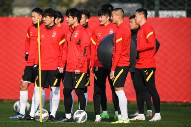 戴伟浚|晚上9点!国足29人名单曝光,李铁影子挥之难去,李霄鹏意图明显