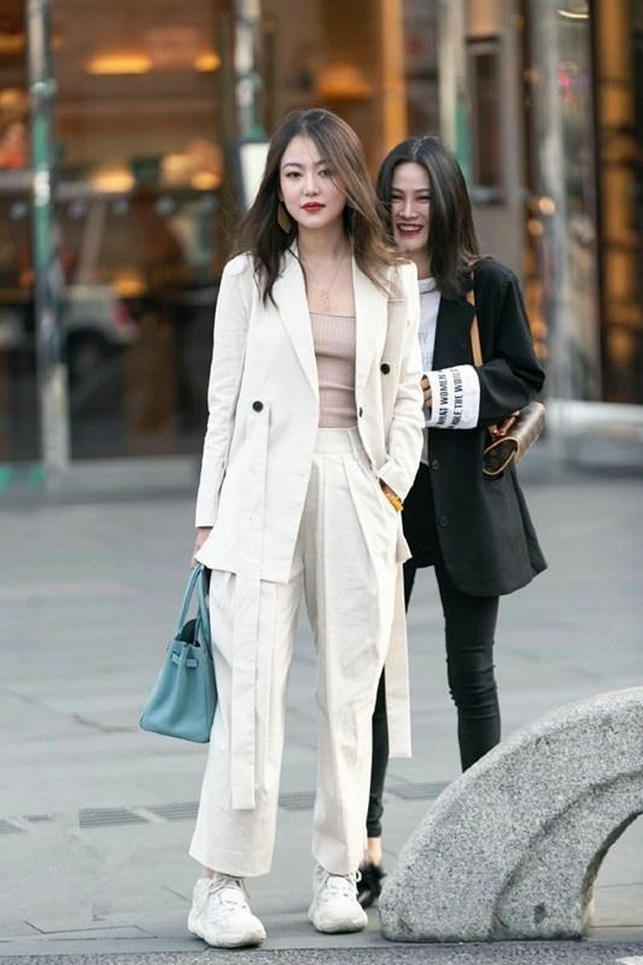 牛仔裤|街拍:美女牛仔热裤搭配针织背心,简单却不失时尚感