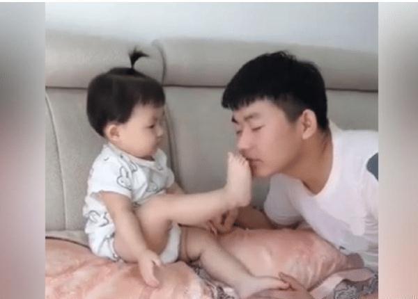 小宝宝|萌娃抬脚让哥哥闻闻,哥哥假装被熏晕,孩子随后的反响萌翻