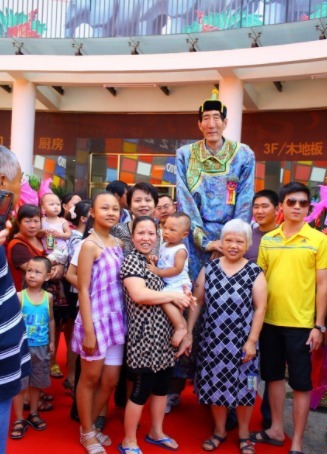 第一男|中国第一男巨人鲍喜顺:12年前不听医生建议生下儿子,如今怎样了