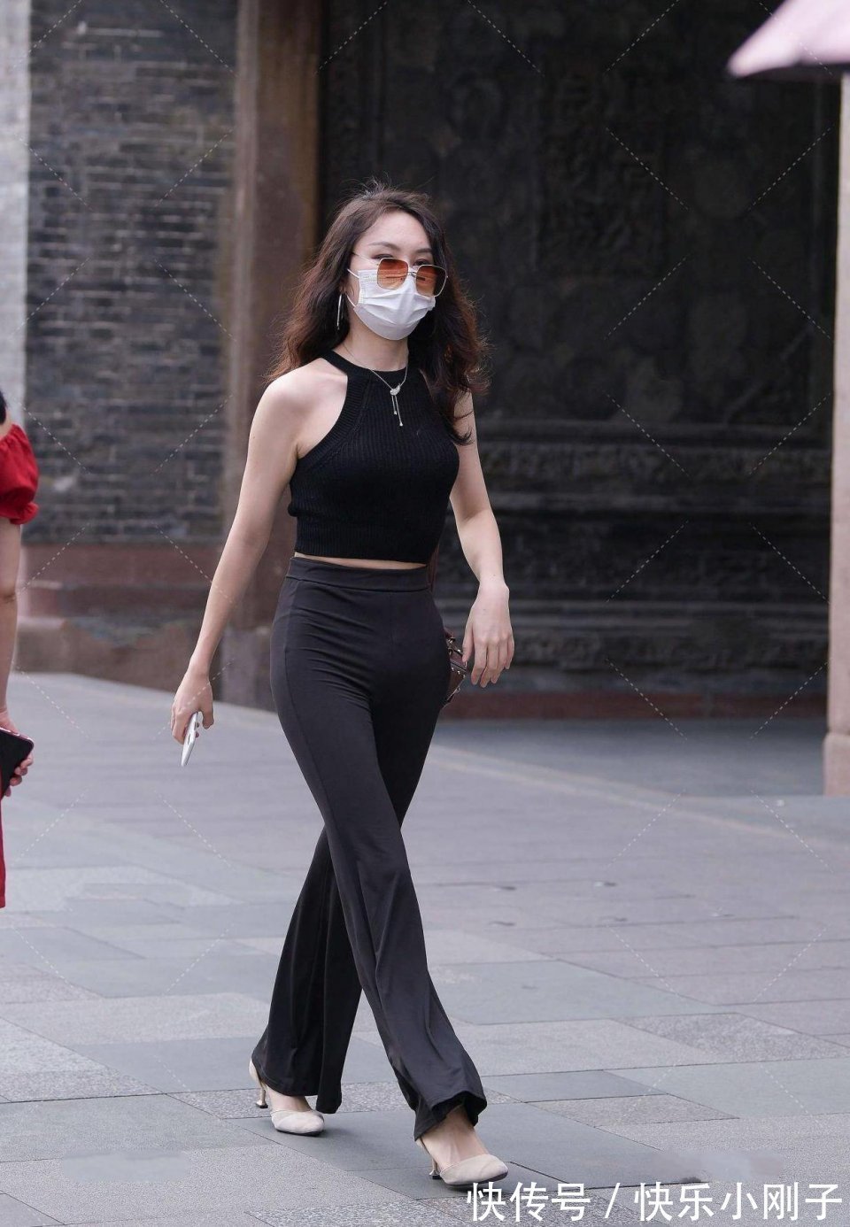 喇叭裤 90后辣妈,非常普通的裤子,穿在身上也彰显时尚,魅力十足!