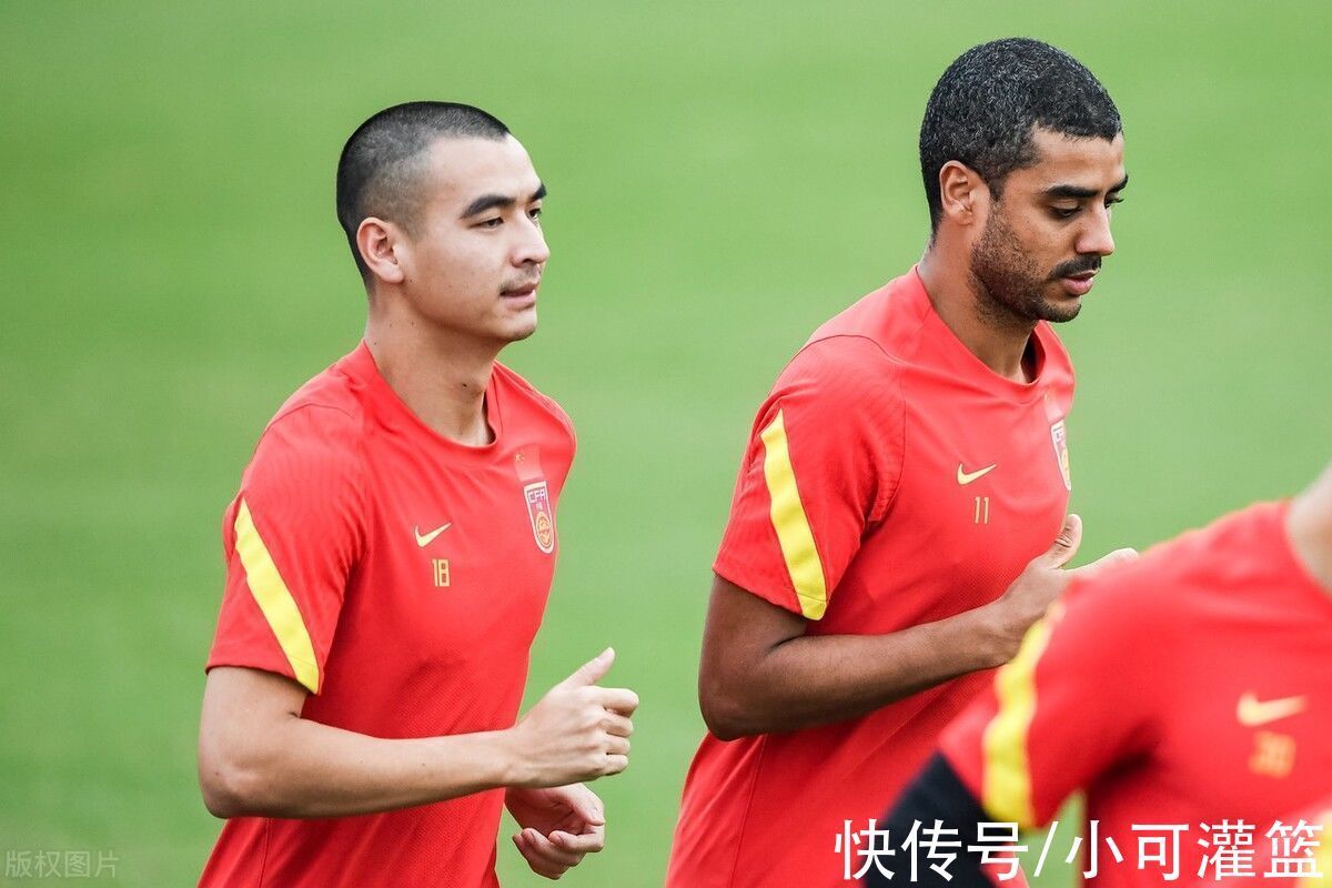 战袍|阿兰回归参与合练,2将或缺席首战!国足将穿红色主场战袍亮相