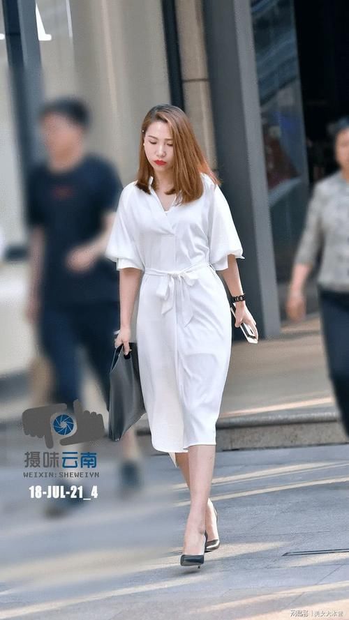 小黑裙|气质女生都爱优雅小黑裙,搭配高跟鞋,穿出不一样的味道!