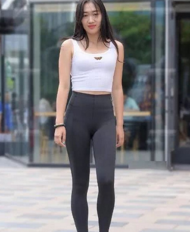 紧身裤 爱运动的小姐姐，一条紧身裤让她亮点十足