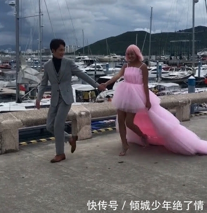 皮肤|皮肤黝黑新娘坚持穿粉色婚纱拍照,被人吐槽史上最黑 精修图打脸