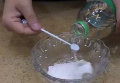 洗衣粉倒进白醋，别提多厉害了，解决家里不少烦恼事，抓紧试试！