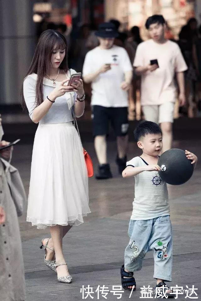 尖头|美女脚上一双咖啡色的漆皮高跟鞋,让双腿显得优雅,充满着魅力