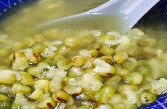 煮绿豆时,别再提前泡豆子了,用这一招,只需十分钟就煮的烂开花