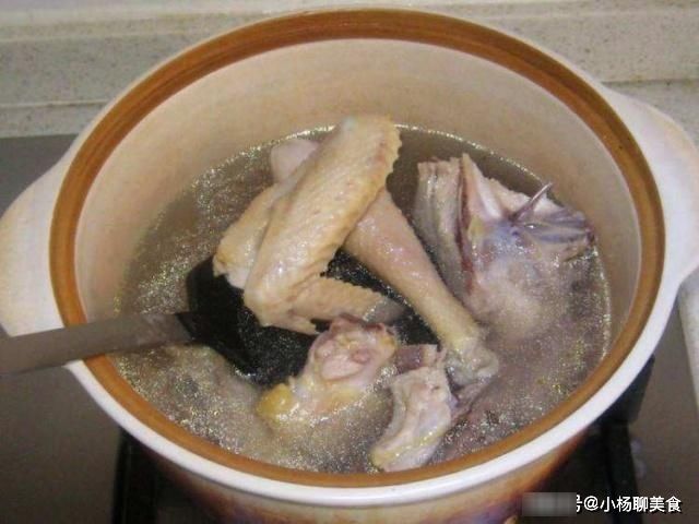  炖鸡|炖鸡前用“清水”洗大错特错！老伙夫：用它代替，鸡汤鲜嫩有营养