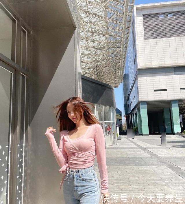 宽松牛仔裤 韩搭|水洗色宽松牛仔裤把小姐姐的身材完美展现了!