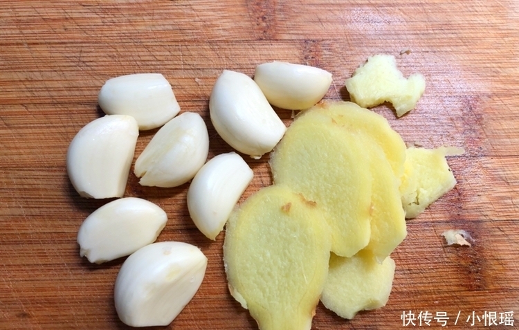 鸡翅这样做,鲜嫩多汁,好吃到舔手指,做法用料超简单