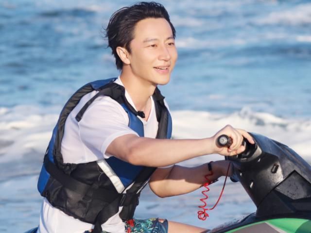 王一博 当180的王一博遇到177的黄轩,本相差3CM的身高,却矮了一截