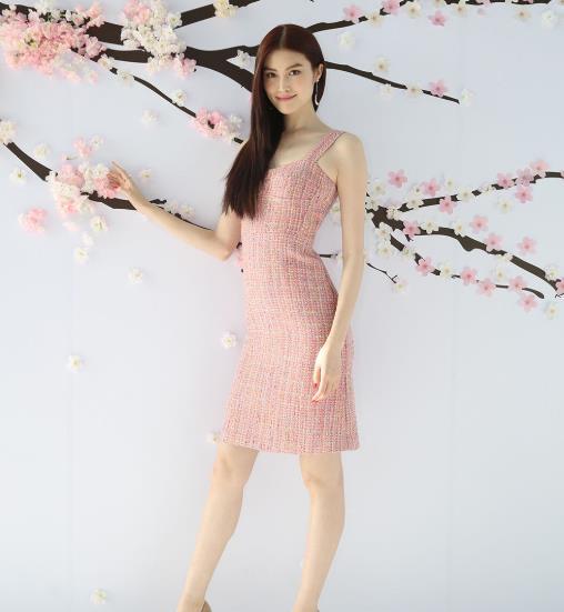 蔡徐坤录制跑男时,全程只拉着一个女生,看清是谁后粉丝彻底酸了