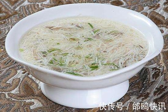 鸡清汤|美食推荐爆炒牛肉，凉拌海蜇头，豆腐汤，翡翠虾仁的做法