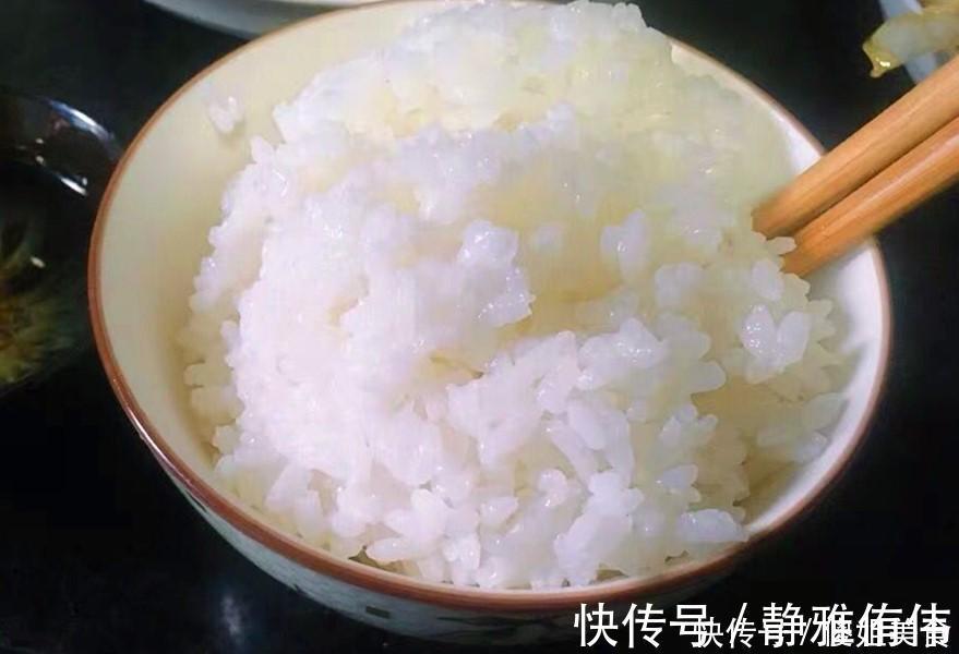 蒸米饭如何颗粒分明味道香?原来淘米一直弄错,难怪米饭不香不软