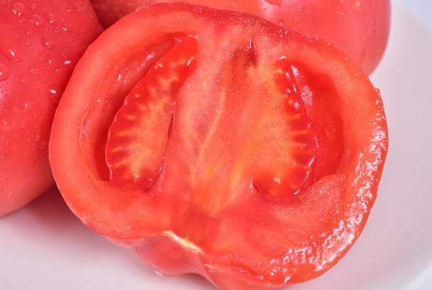 黄瓜中|西红柿便宜又好吃,但是吃西红柿有5大禁忌,很多人都不清楚