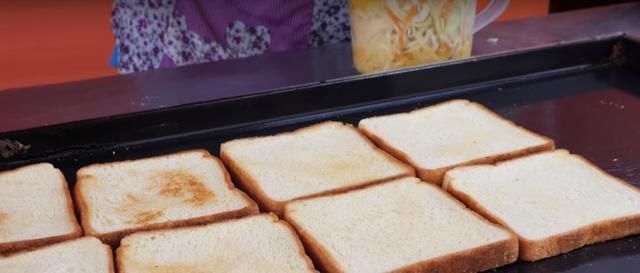 吐司|大妈路边卖“吐司蛋堡”小吃,一份15让顾客很“不满”,要求涨价