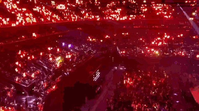 星光大赏肖战深情演唱,粉丝现场红海应援,欢乐中却出现不同声音