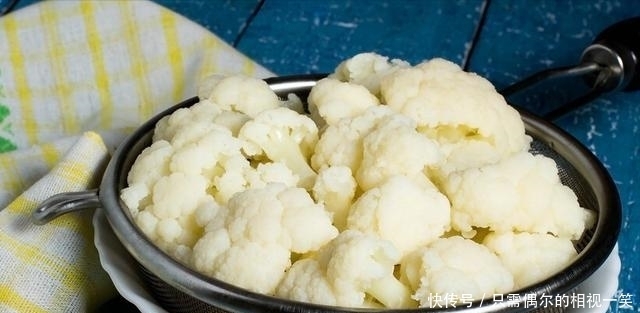 炒花菜,先焯水还是先过油?都不对,教你一招,花菜香脆又入味