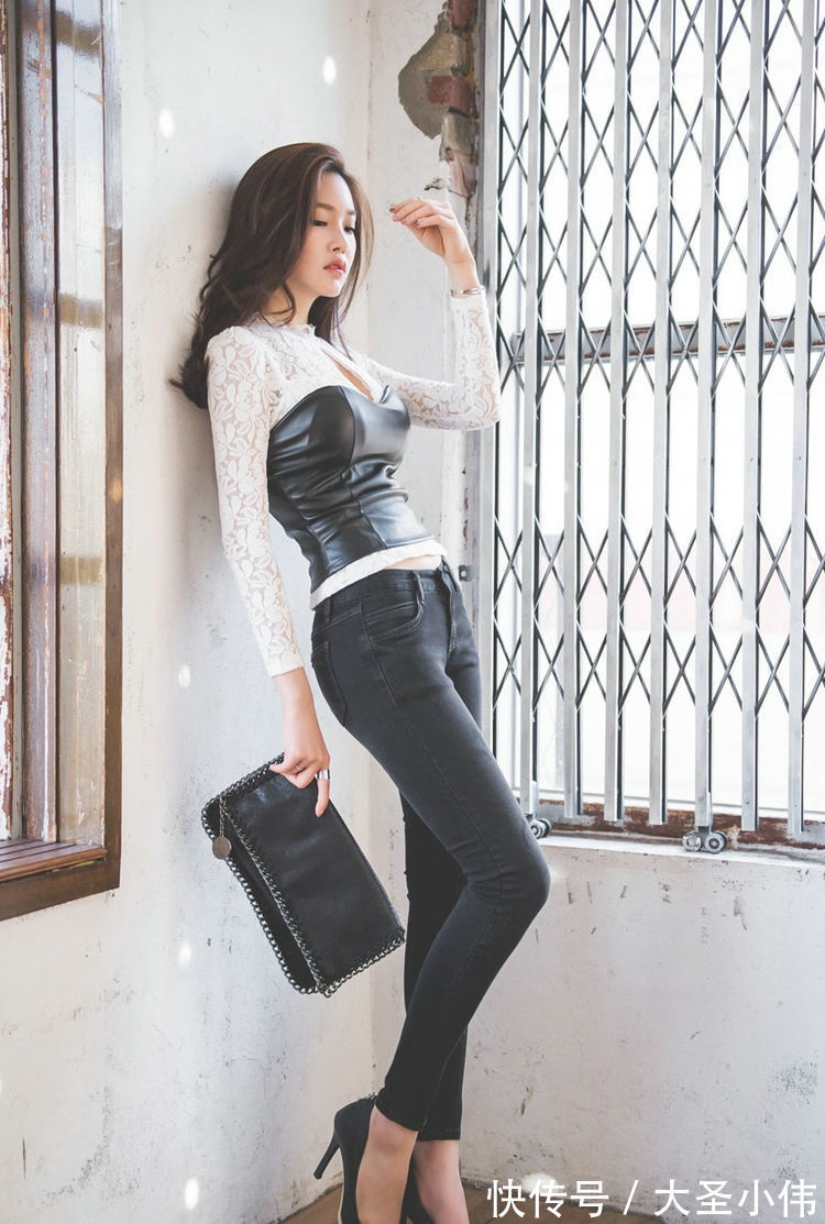 针织衫|美女街拍:小姐姐身穿白色钩花小衫,衬托姣好的身材,外搭配皮装帅气时尚