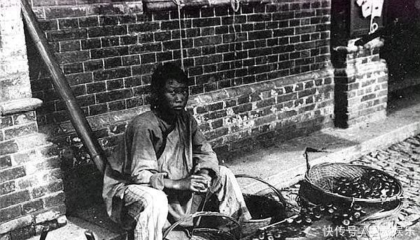 炒栗子|民国初期老照片:菜市场买菜的鬼子妇女,卖糖炒栗子的小贩