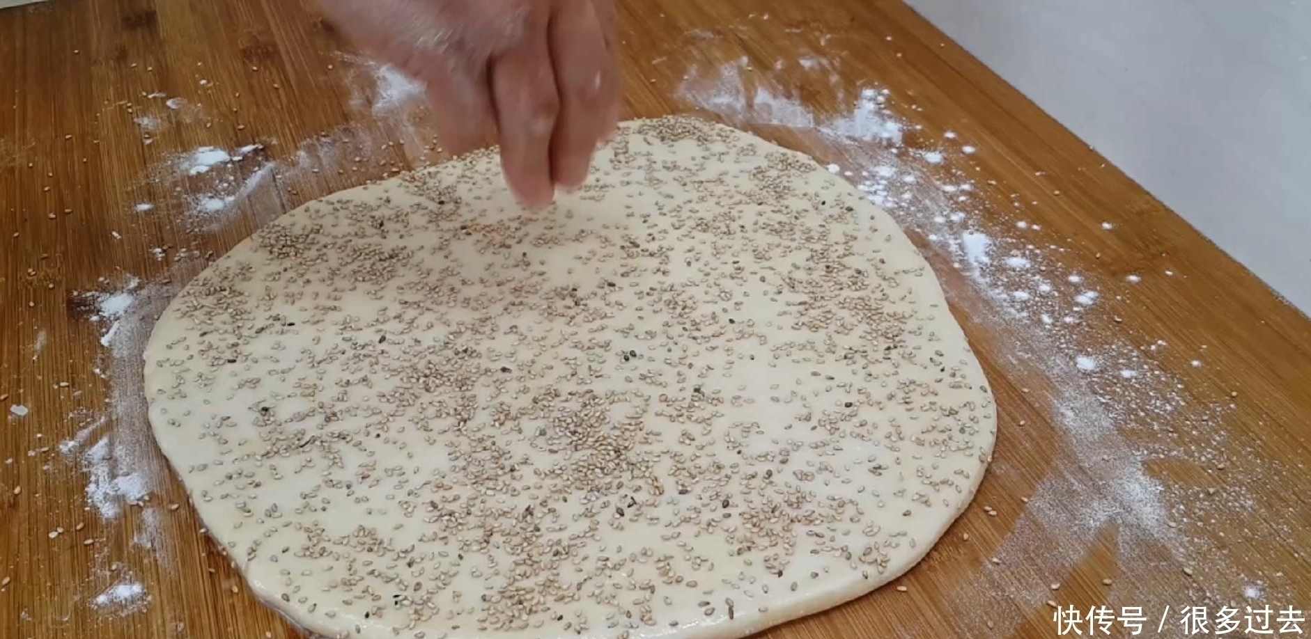 面包|面粉别炸油条了,加3个鸡蛋,个个松软又空心,比麻花面包还好吃