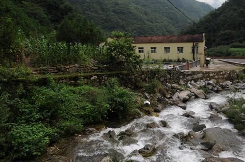 秘境|秦岭深处发现一个秘境小镇，到处青山绿水，人少景美好避暑！