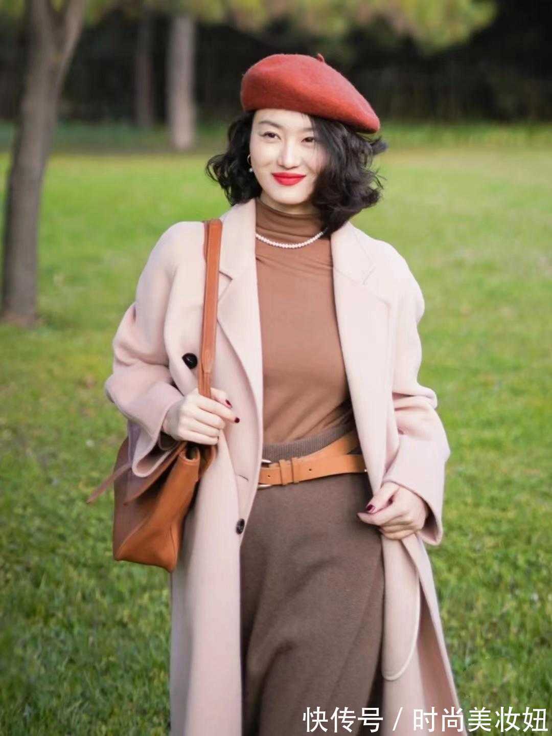 驼色 超显气质的“撞色”穿搭,每一套都很复古优雅,适合40岁女人