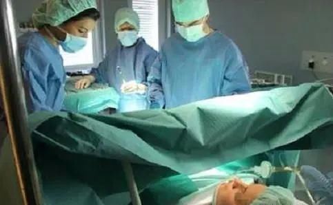 心机|10岁女儿“耍心机”让妈妈摔倒早产,爸爸一巴掌让女儿无地自容