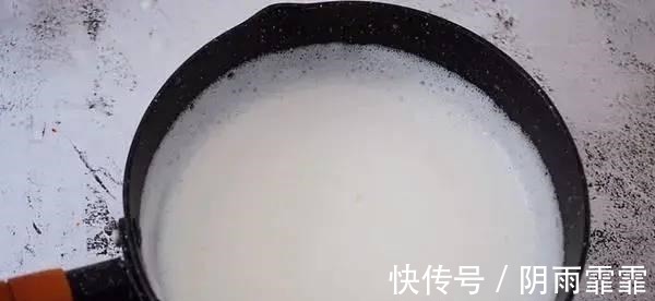 酸奶草莓冻这样做！简单4步不蒸不烤，一个奶锅就能做！